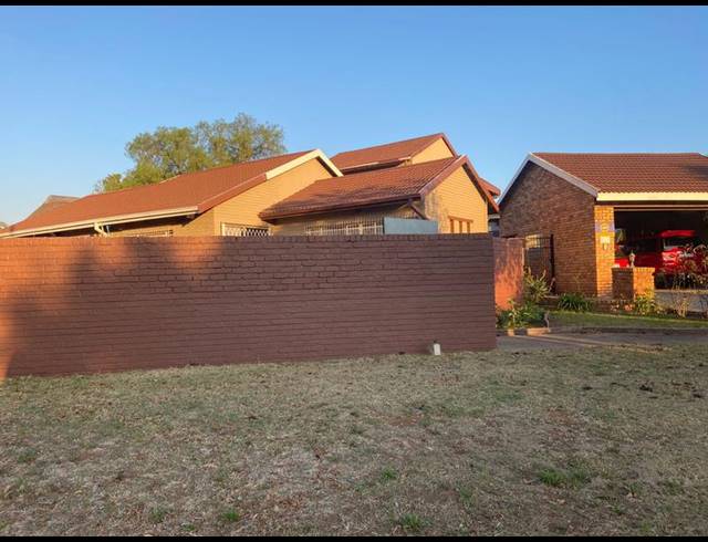 5 BEDROOM HOUSE FOR SALE IN FLORA GARDENS